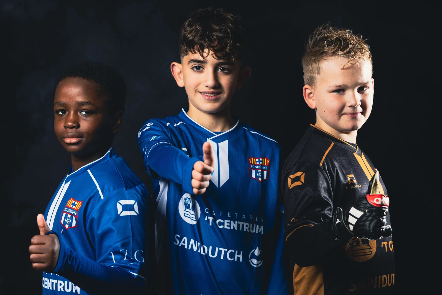 Drie jeugdspelers van FC Suryoye in clubtenue